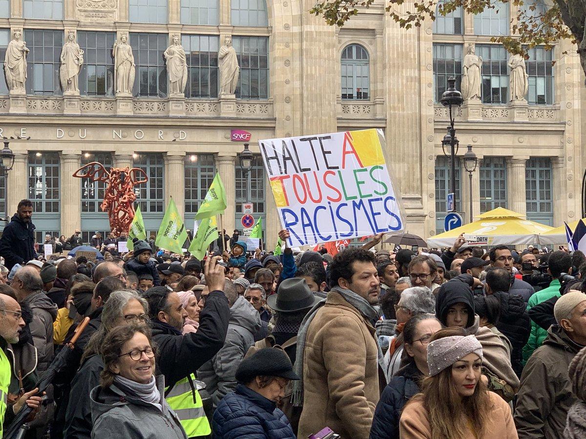 В Париже тысячи человек вышли на марш против исламофобии