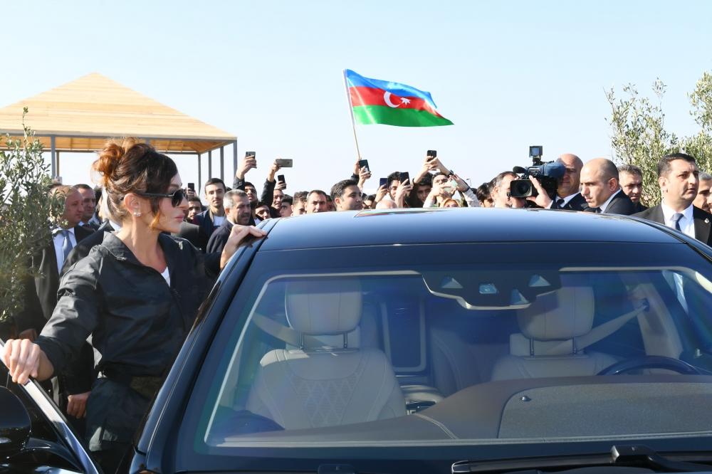 Президент Ильхам Алиев и Первая леди Мехрибан Алиева приняли участие в акции по посадке деревьев в Хатаинском районе Баку