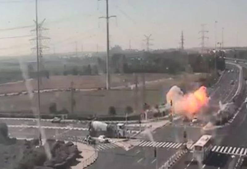 Попадение ракеты в автомобильную трассу в Израиле попало на камеры