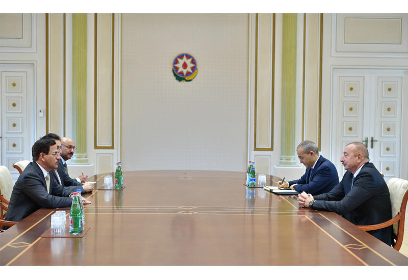Президент Ильхам Алиев принял делегацию во главе с министром экономики ОАЭ