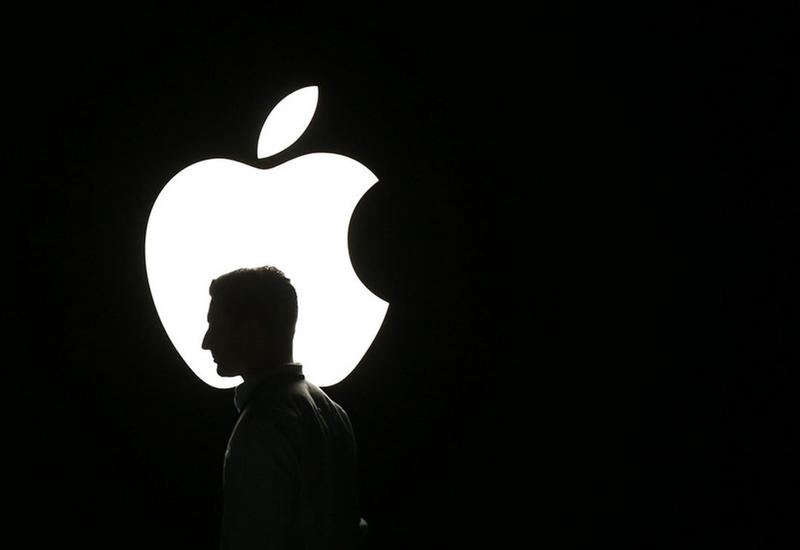 Apple уволила сотрудника за кражу интимного фото