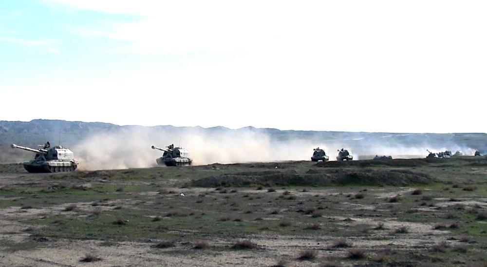 Ракетные и артиллерийские войска Азербайджана совершили марш-бросок в рамках учений