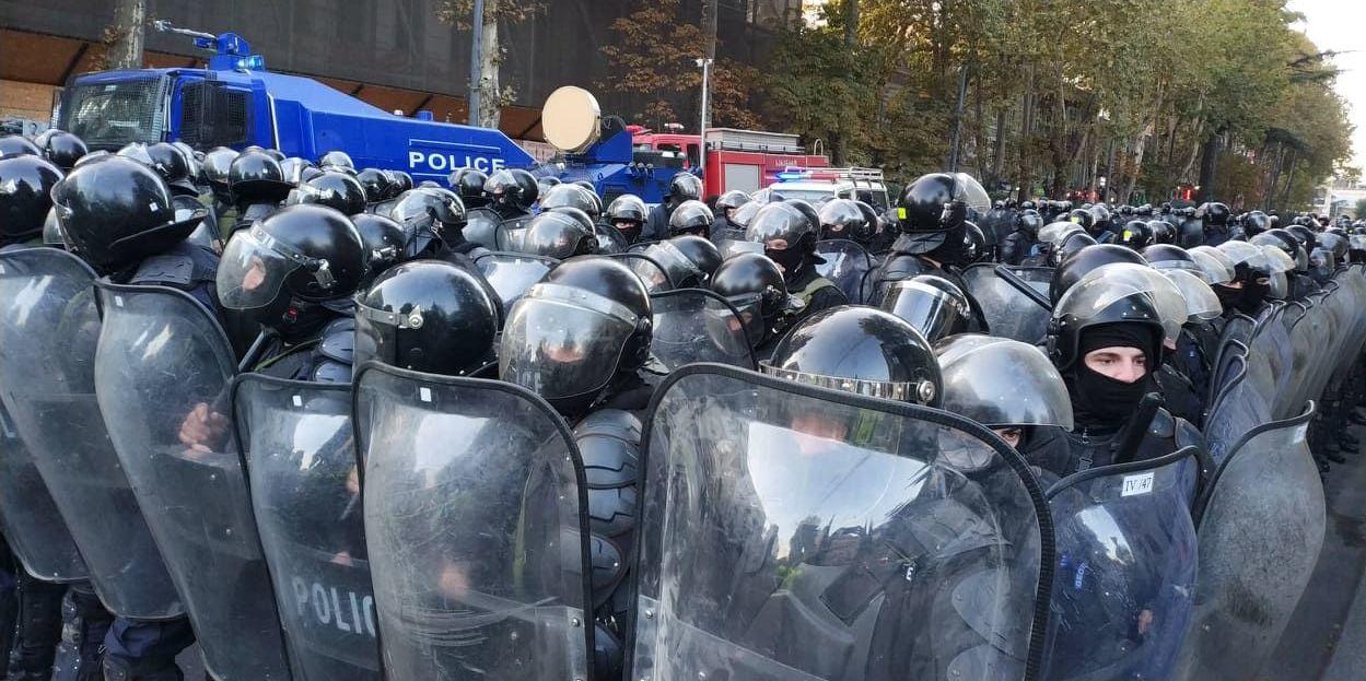 В Тбилиси полиция разгоняет протестующих водометами