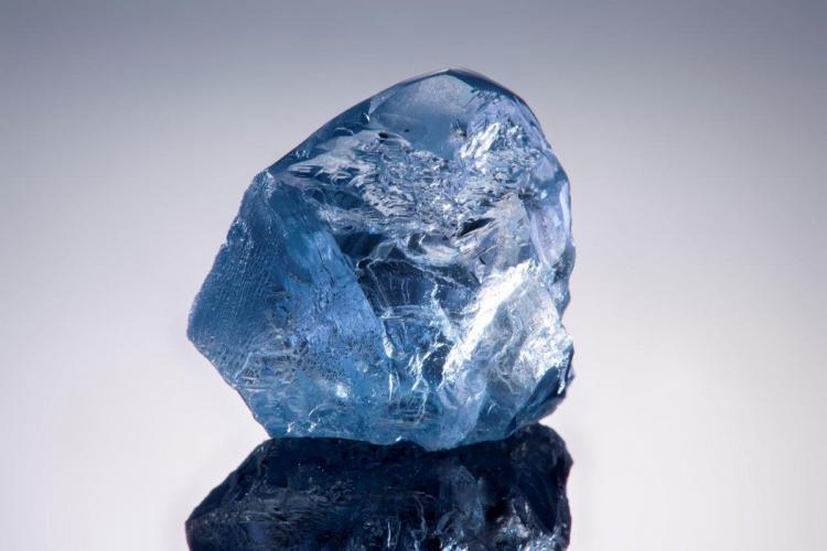 Самый редкий голубой алмаз продали за 15 млн. долларов