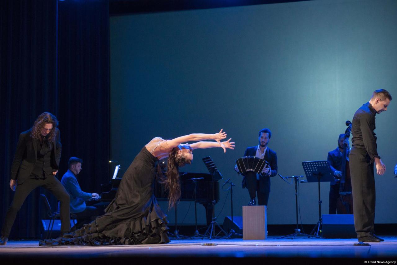 В Баку представили яркий музыкальный спектакль "Малена"