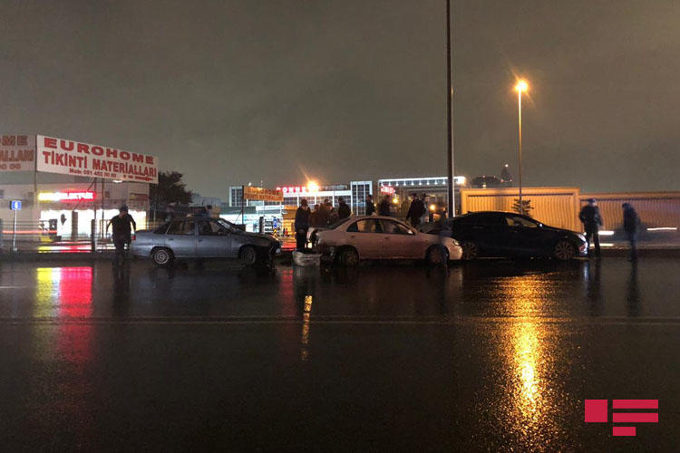 Цепная авария в Баку: столкнулись 7 автомобилей, есть пострадавшие