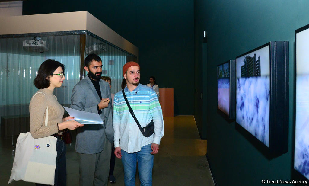 В YARAT открылась выставка "Хрупкие рубежи: Взгляд на (не)видимые границы Ирана"