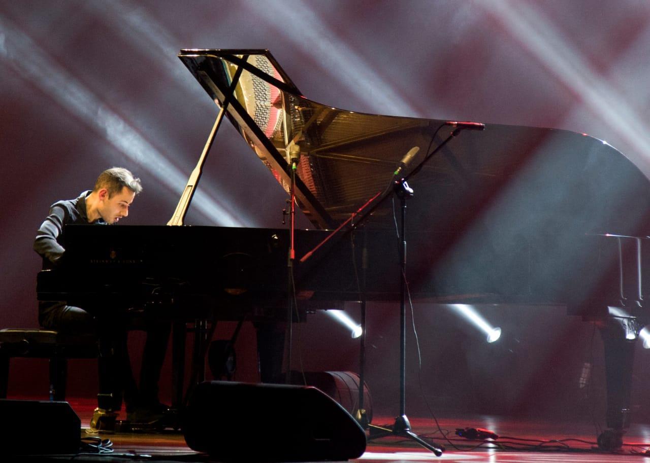 Потрясающий концерт самого быстрого пианиста в мире в Баку