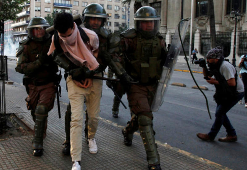 Полиция обстреляла протестующих в Чили: ранены почти три сотни человек