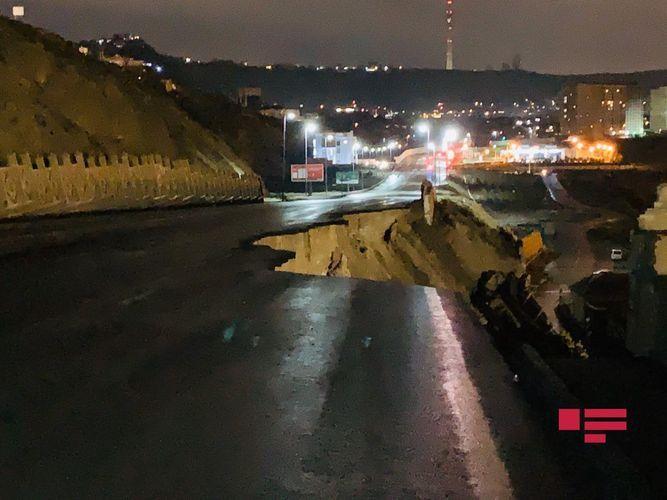 В Баку сошел очередной оползень, под завалами остались автомобили