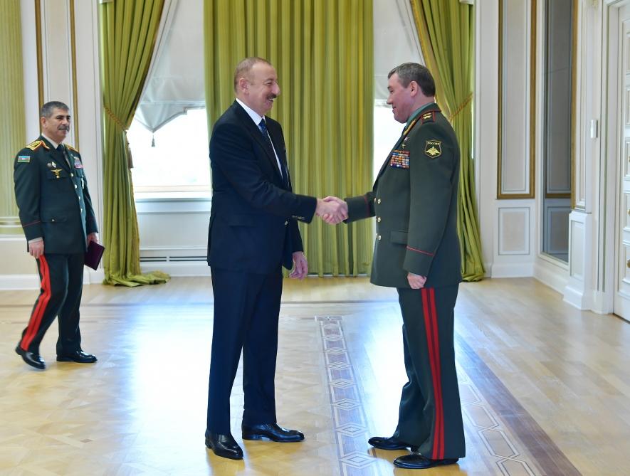 Президент Ильхам Алиев принял делегацию во главе с начальником Генштаба Вооружённых сил России