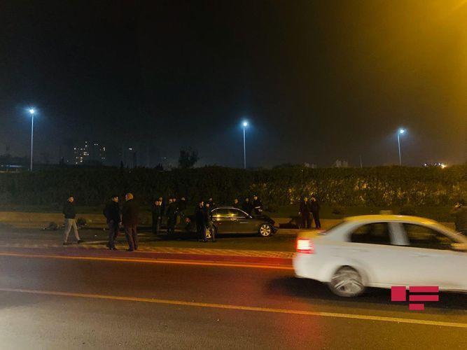 В Баку BMW снес фонарный столб