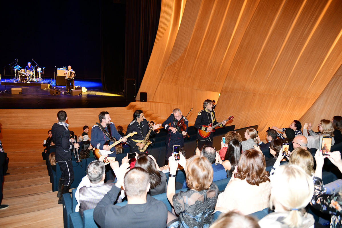 В Центре Гейдара Алиева состоялся зажигательный концерт Эмира Кустурицы и "No Smoking Orchestra"