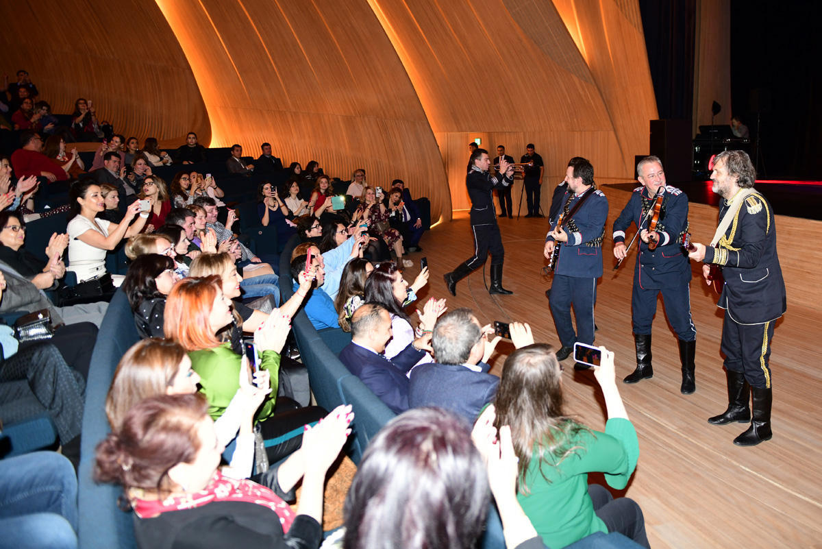 В Центре Гейдара Алиева состоялся зажигательный концерт Эмира Кустурицы и "No Smoking Orchestra"