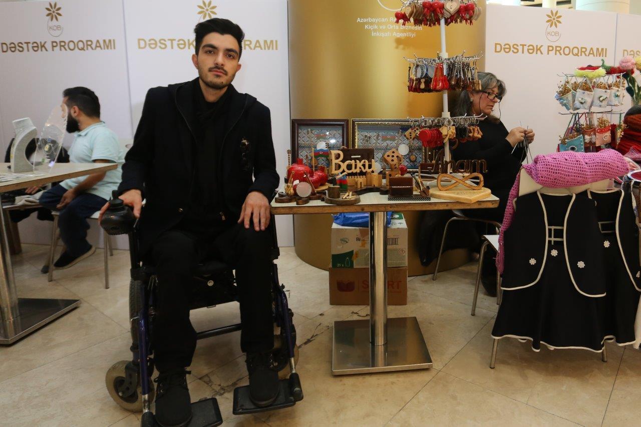 В Баку проводится выставка-продажа по случаю Международного дня инвалидов