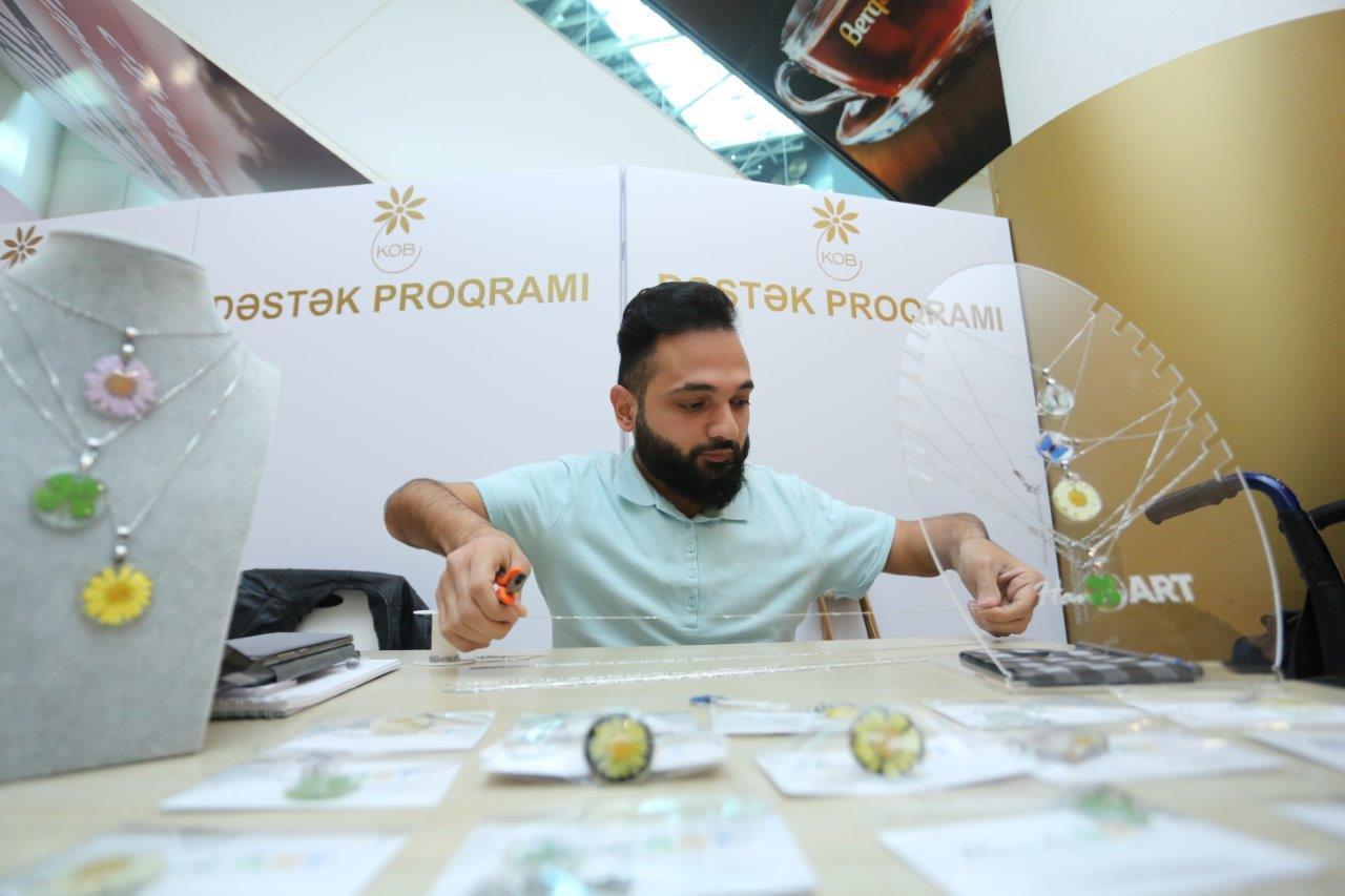 В Баку проводится выставка-продажа по случаю Международного дня инвалидов