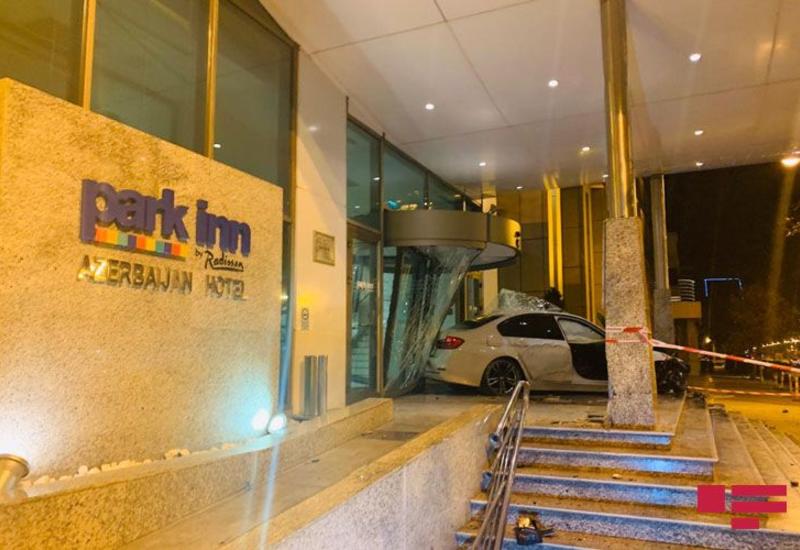 Жуткое ДТП: в Баку BMW врезался в известную гостиницу