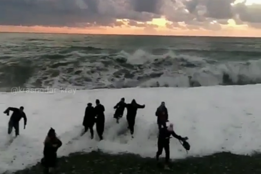 Смыло в море. Туристов смыло волной. Отдыхающих смыло в море. Смыло в море в Холмске. В Сочи смыло кладбище в море.