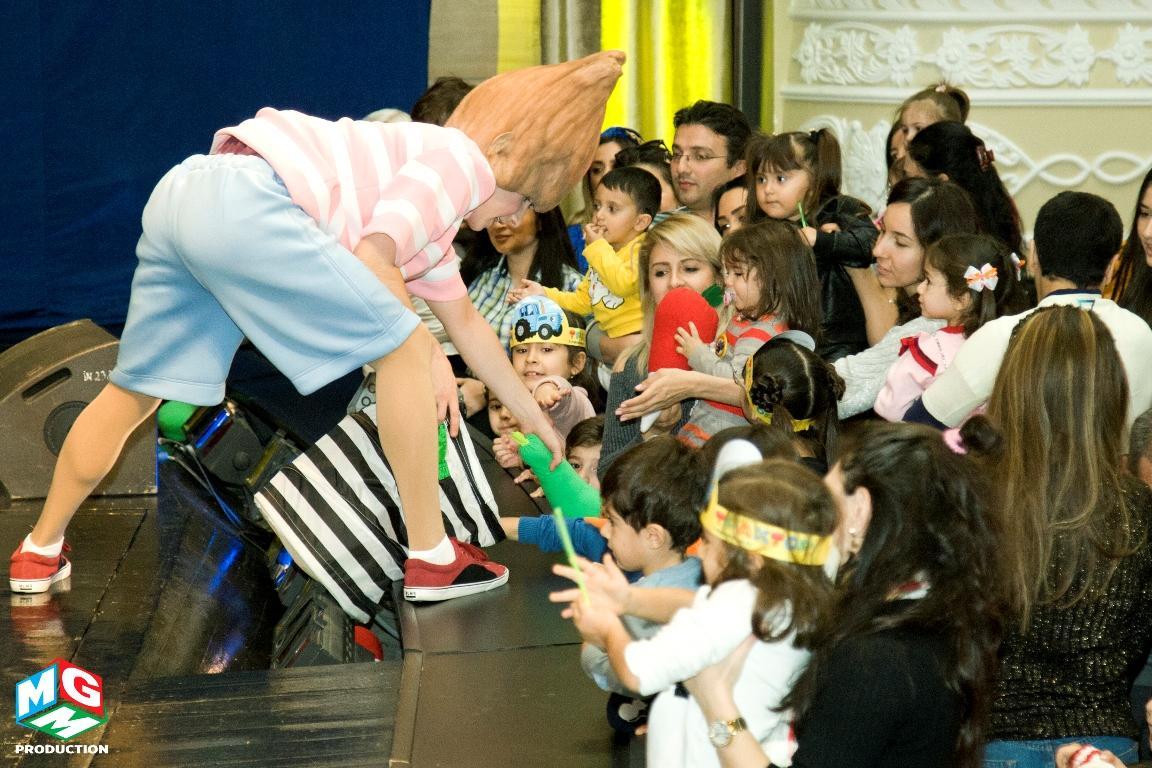 В Баку представили музыкальное детское шоу "Синий трактор"