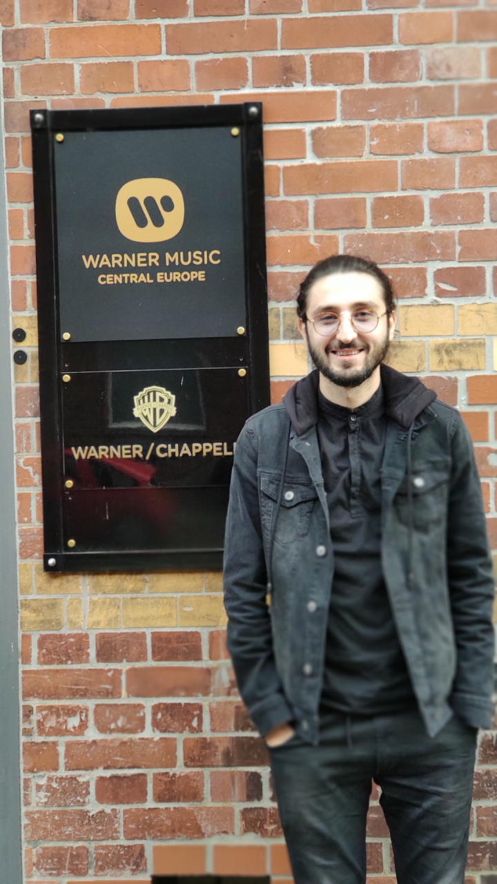 Исфар Сарабский подписал контракт с Warner Music Group