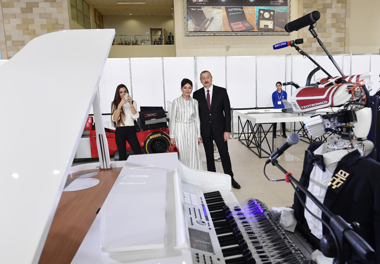 Президент Ильхам Алиев и Первая леди Мехрибан Алиева ознакомились с выставкой "Bakutel-2019"