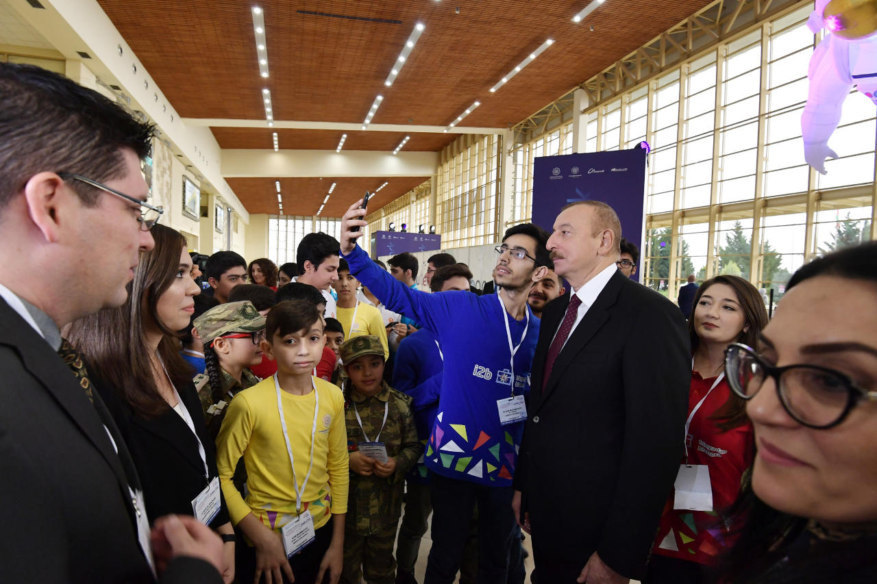 Президент Ильхам Алиев и Первая леди Мехрибан Алиева ознакомились с выставкой "Bakutel-2019"
