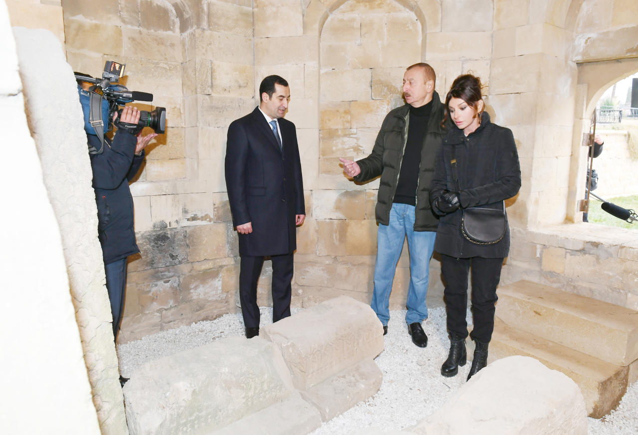 Президент Ильхам Алиев и Первая леди Мехрибан Алиева ознакомились с работами по благоустройству, проведенными на территории, прилегающей к усыпальнице Шаххандан в Шамахе