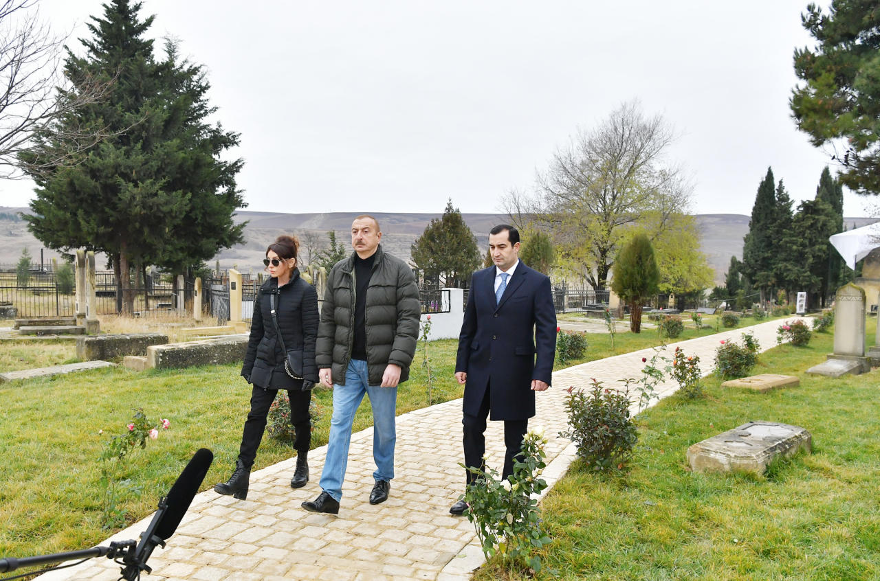 Президент Ильхам Алиев и Первая леди Мехрибан Алиева ознакомились с работами по благоустройству, проведенными на территории, прилегающей к усыпальнице Шаххандан в Шамахе