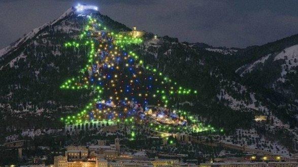 В Италии зажгли крупнейшую в мире новогоднюю елку
