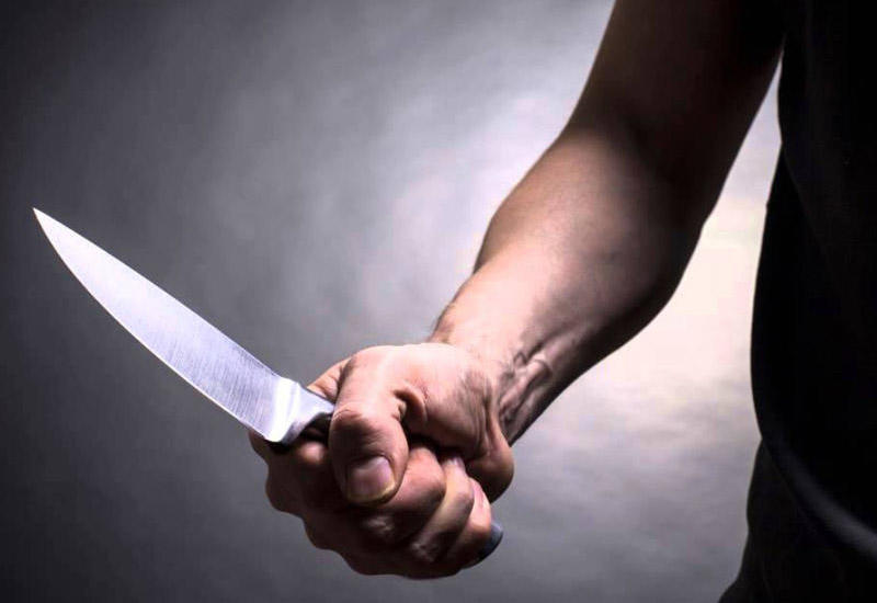 В Баку неизвестный ударил мужчину ножом