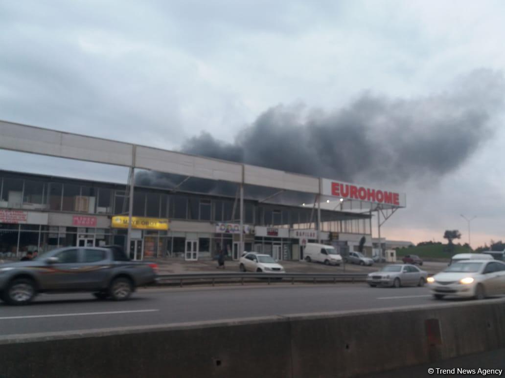 Сильный пожар в крупном торговом центре в Баку