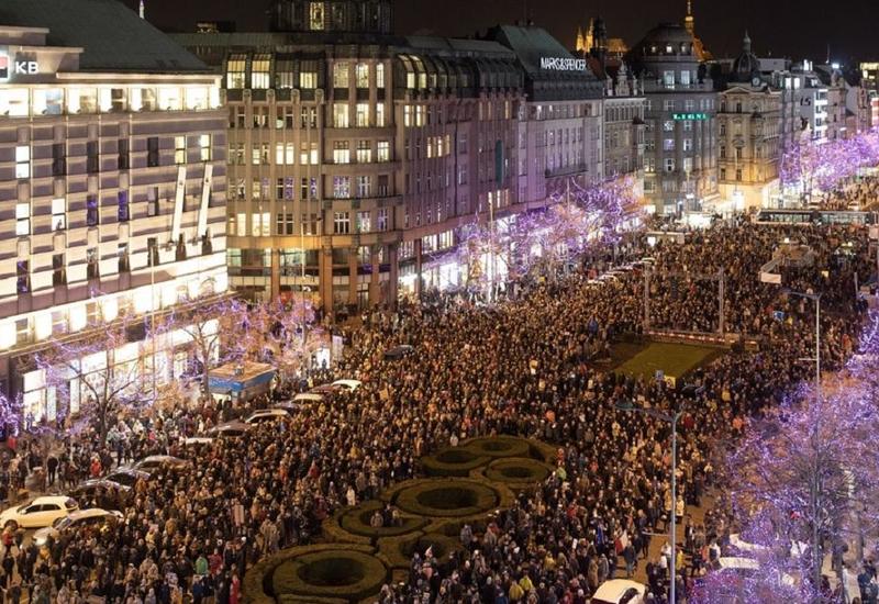 Протесты в Праге: тысячи людей требуют отставки премьер-министра Чехии
