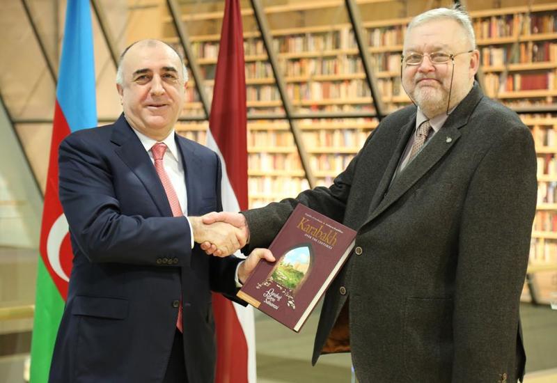 Эльмар Мамедъяров подарил Национальной библиотеке Латвии книгу о Карабахе