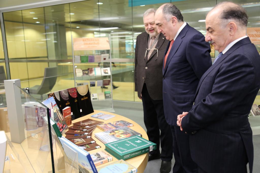 Эльмар Мамедъяров подарил Национальной библиотеке Латвии книгу о Карабахе