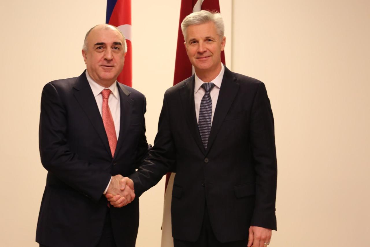 Глава МИД Азербайджана встретился с министром обороны Латвии