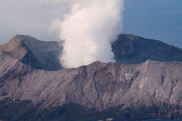 Число жертв извержения вулкана в Новой Зеландии достигло 18 человек