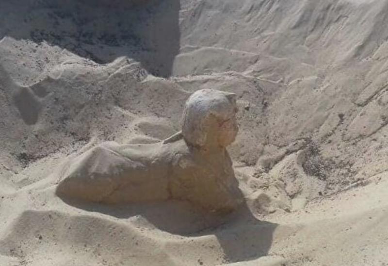 Археологи нашли в Египте небольшую статую сфинкса