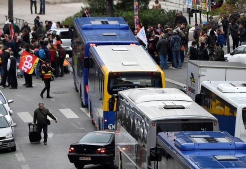 В Париже до сих пор нарушено транспортное движение из-за продолжающихся забастовок
