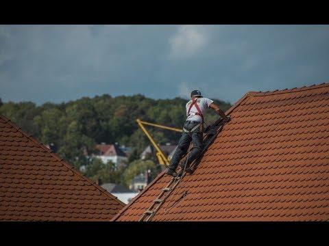 Строителю пришлось обмануть старушку, которая отказалась от бесплатного ремонта крыши