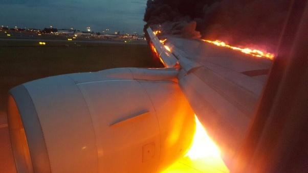 У самолета United Airlines в воздухе загорелся двигатель
