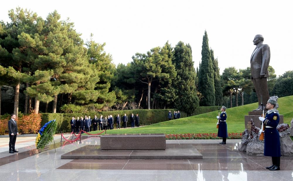 Зеленский на могиле деда фото