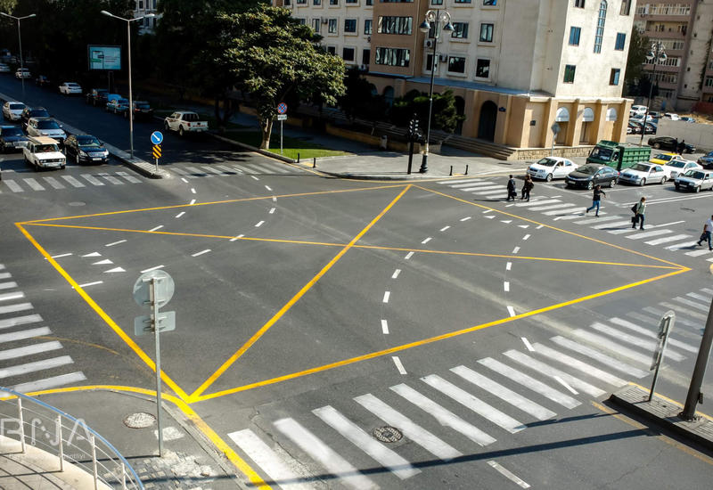 На 15 перекрестках Баку нанесена "желтая сетка"