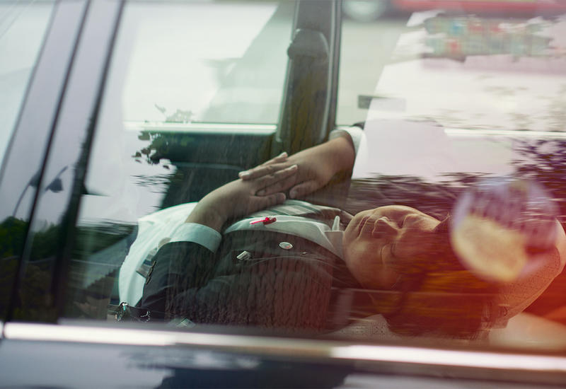 Спящие посреди улицы в середине дня японские таксисты в фотосерии Уильяма Грина