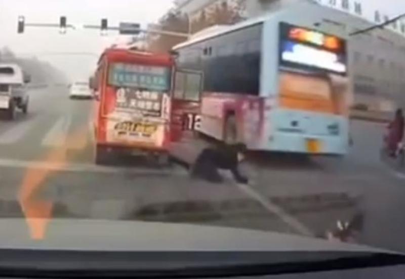 Ребенок выпал из авто на ходу: малыш едва не попал под колеса автобуса