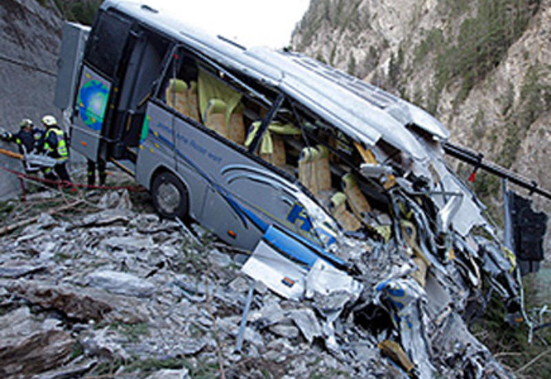 В Китае автобус упал с обрыва, есть погибшие и пострадавшие