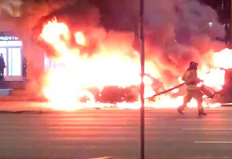 В центре Москвы загорелись два автомобиля, есть пострадавшие