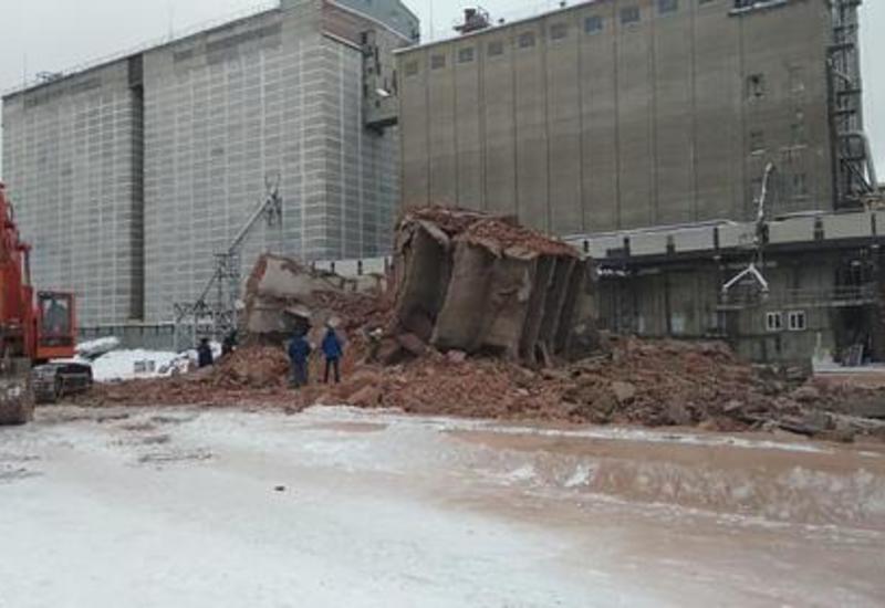 В России обрушилось четырехэтажное здание завода, есть жертвы