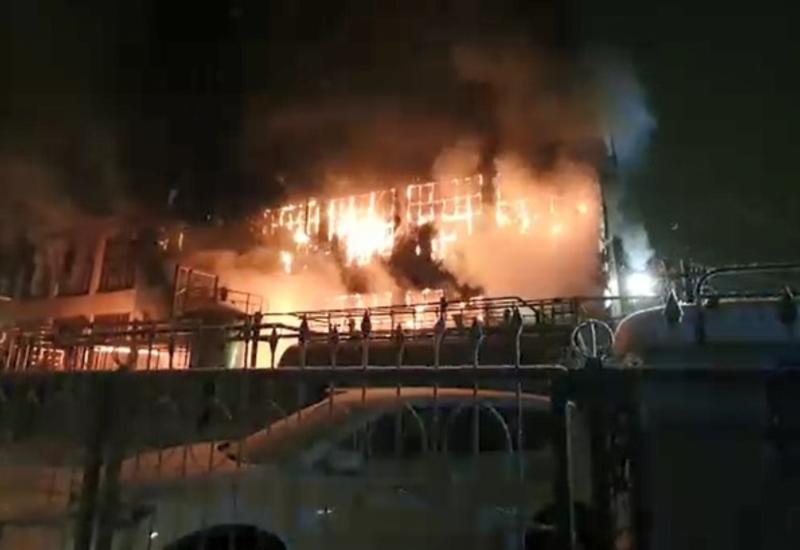 Появились ужасающие кадры крупного пожара на нефтехимическом заводе в России