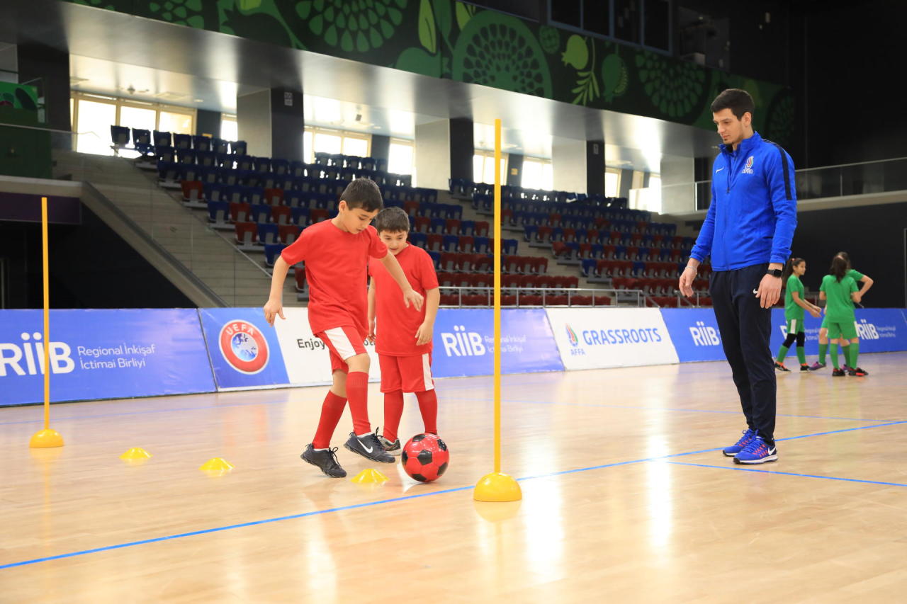 В Азербайджане для школьников проведен мастер-класс по футболу