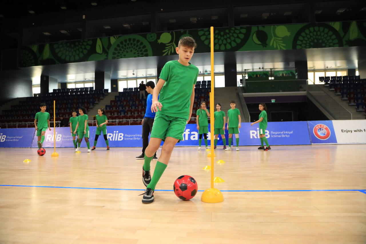 В Азербайджане для школьников проведен мастер-класс по футболу